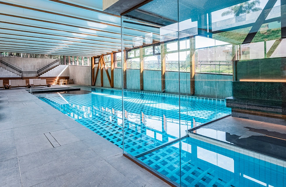 vista latéral da piscina aquecida do clara arte