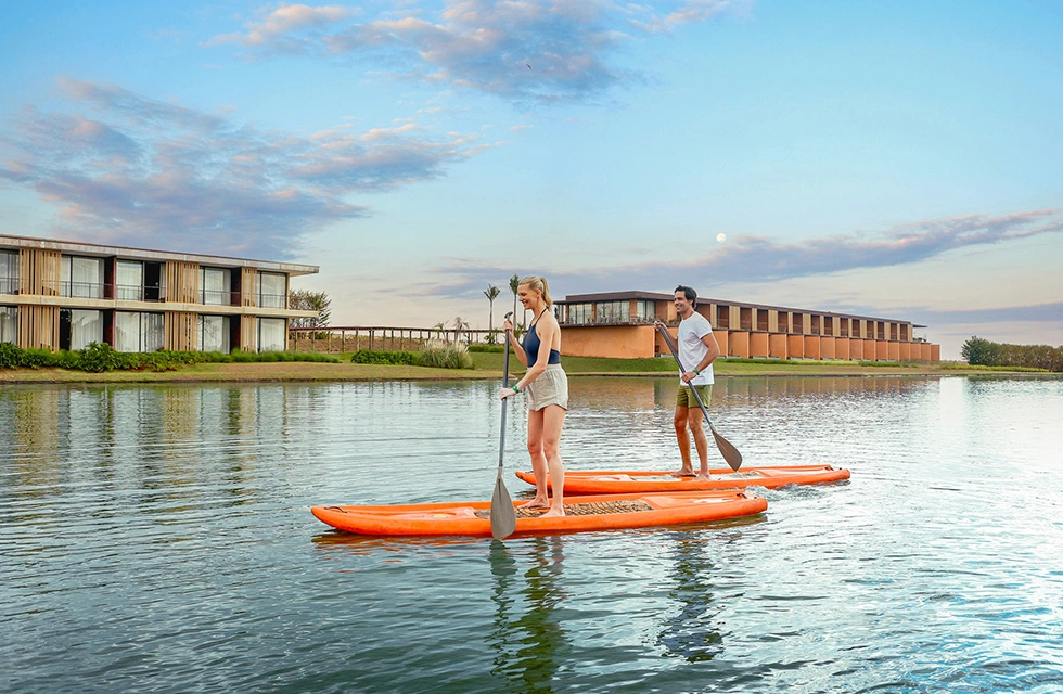 casa se divertindo no clara dourado fazendo stand up paddle