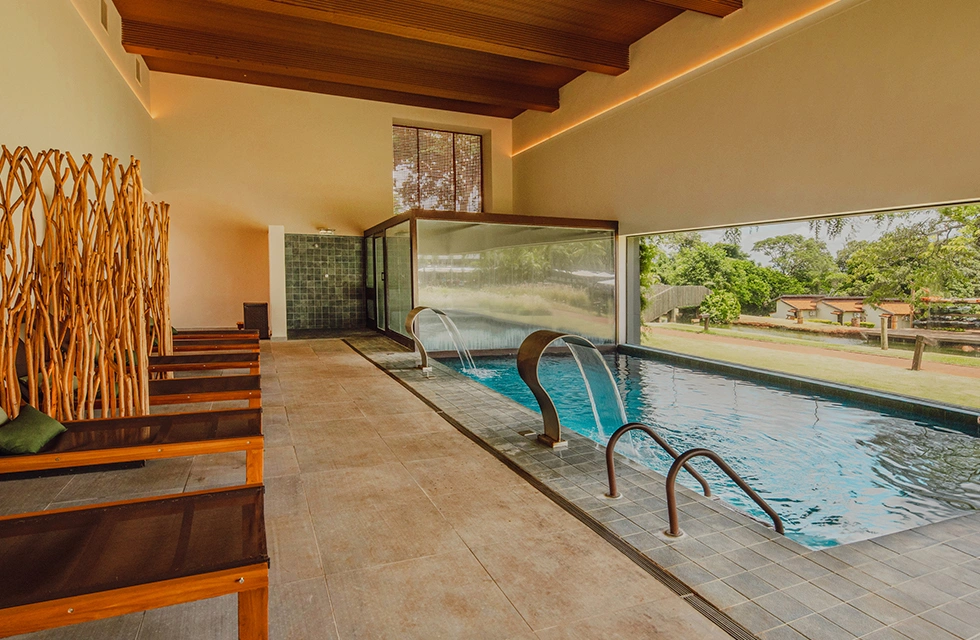 piscina aquecida com sauna clara dourado