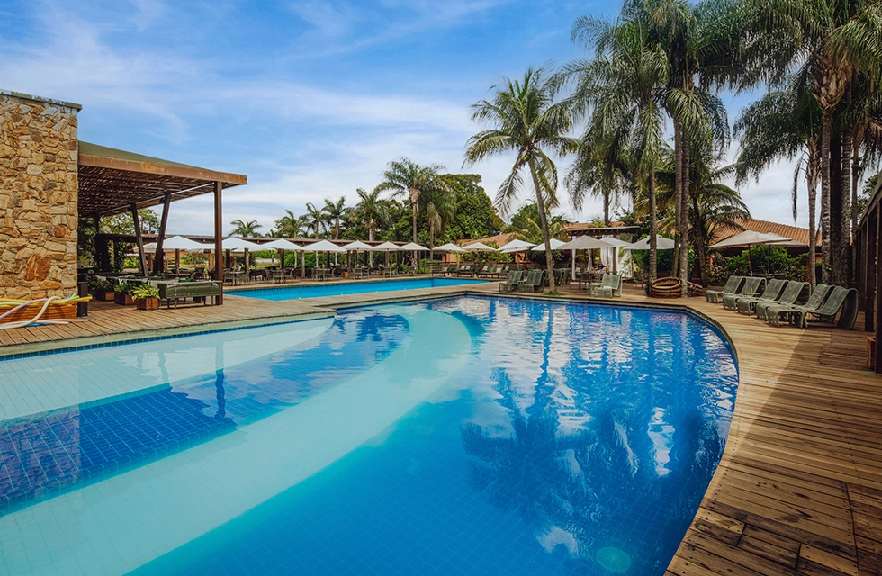 piscina externa ao ar livre sem ser aquecida clara dourado