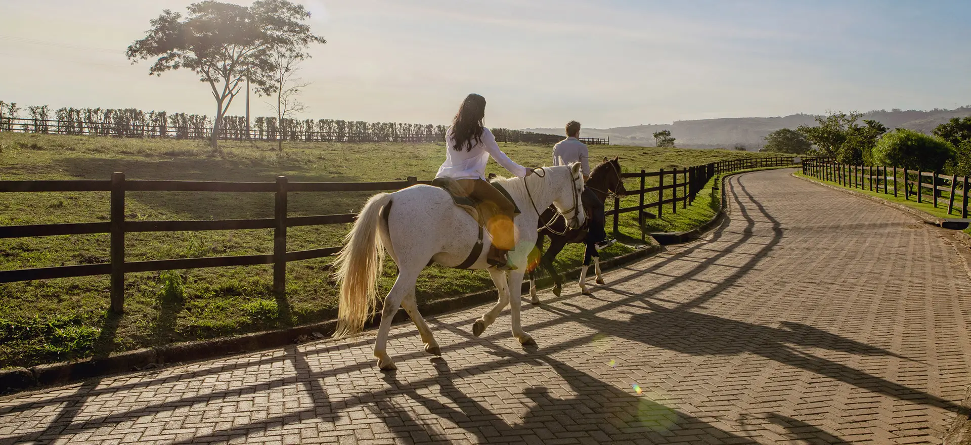 casal andando a cavalo no resort