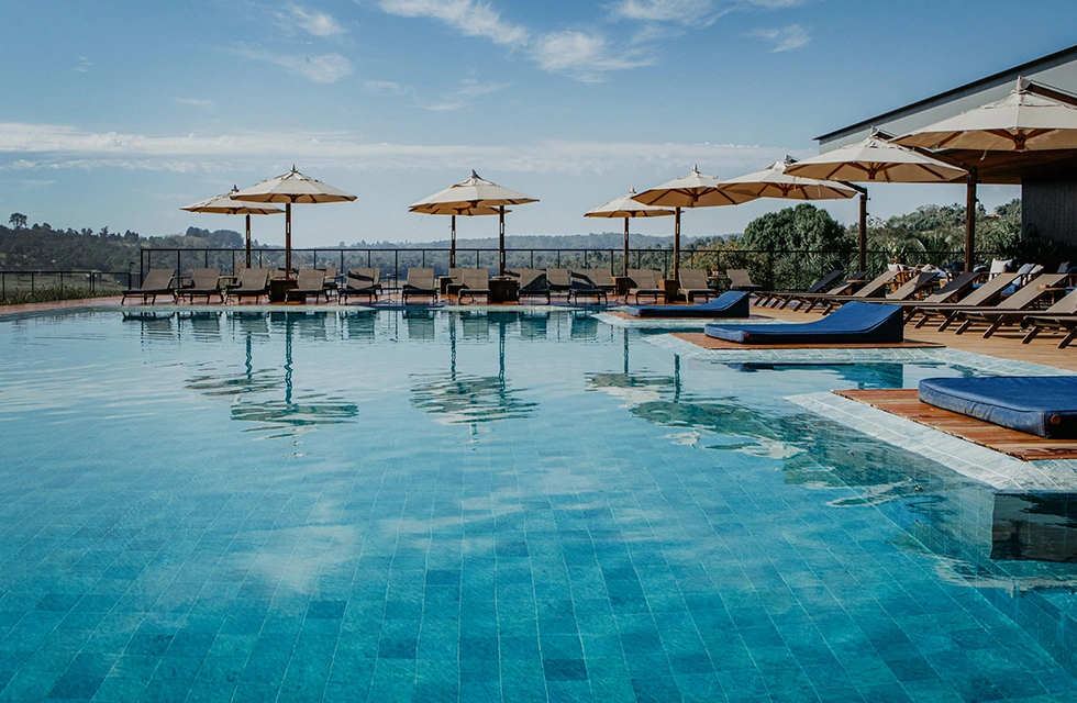 piscina aberta com vista clara ibiuna