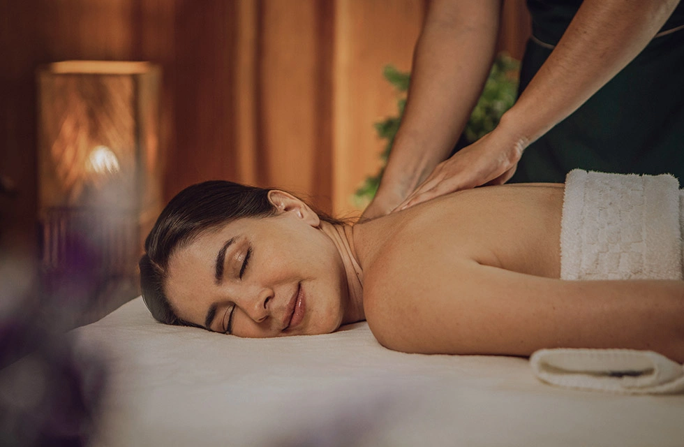 Mulher relaxando no spa do resort